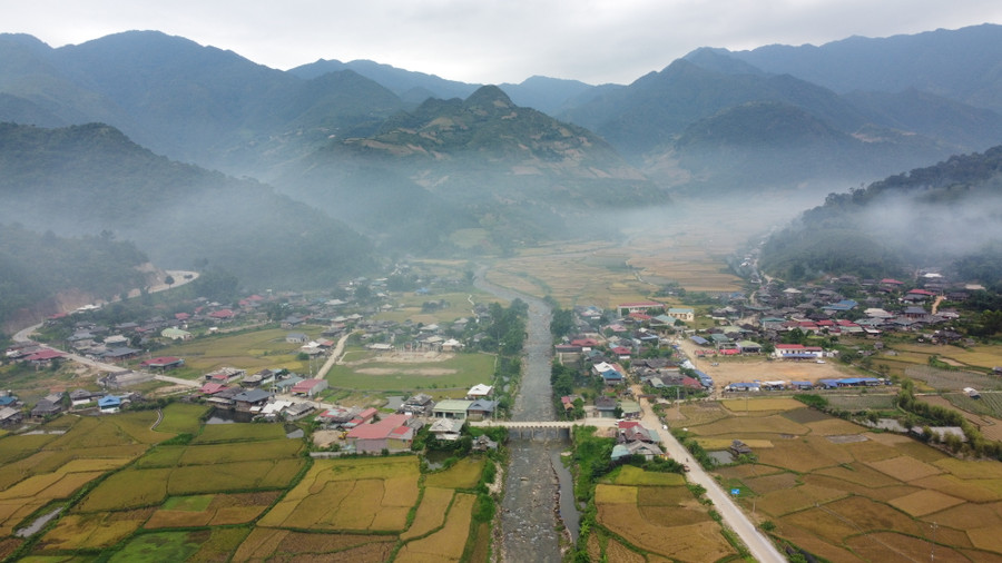 Bản làng thuộc xã Ngọc Chiến nhìn từ trên cao.