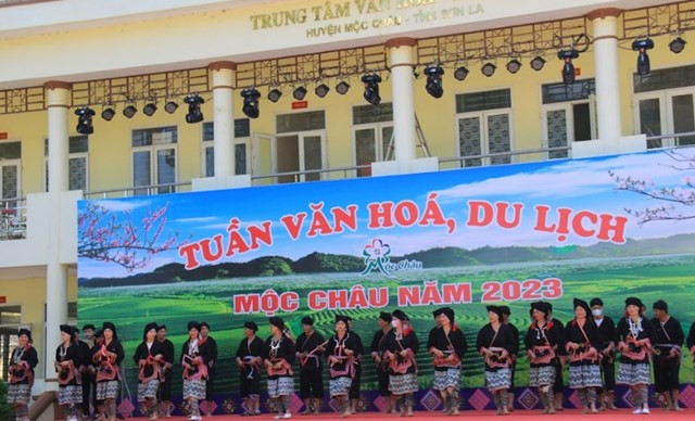 Tiết mục múa chuông của dân tộc Dao tại Tuần văn hóa du lịch Mộc Châu.