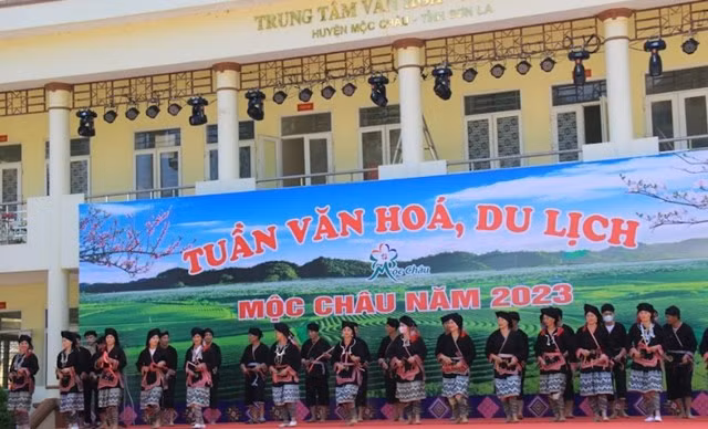 Tiết mục múa chuông của dân tộc Dao tại Tuần văn hóa du lịch Mộc Châu. Tiết mục múa chuông của dân tộc Dao tại Tuần văn hóa du lịch Mộc Châu.