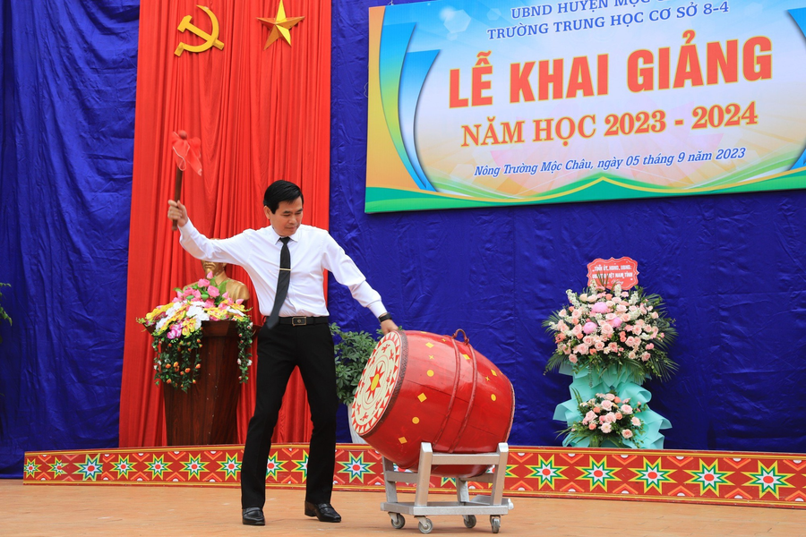Ông Hoàng Quốc Khánh đánh trống khai giảng tại Trường THCS 8/4. Ông Hoàng Quốc Khánh đánh trống khai giảng tại Trường THCS 8/4.