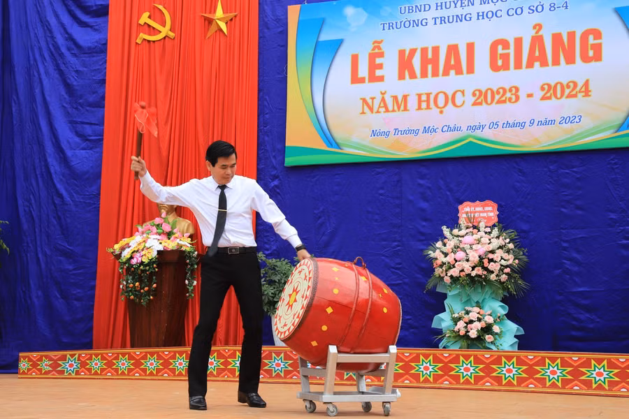 Ông Hoàng Quốc Khánh đánh trống khai giảng tại Trường THCS 8/4.