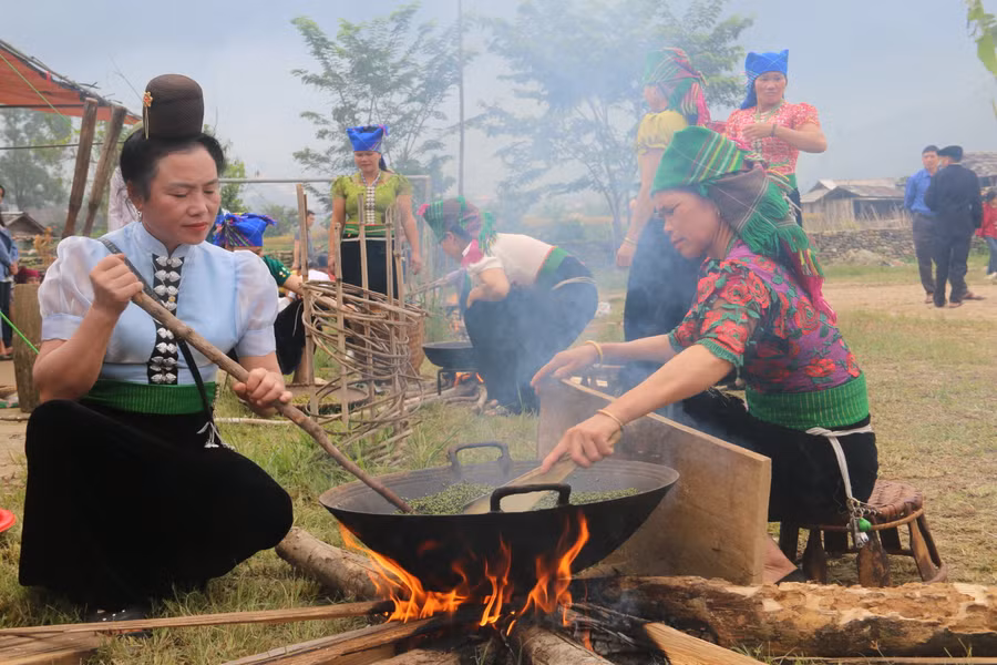Cốm rang trên bếp củi.