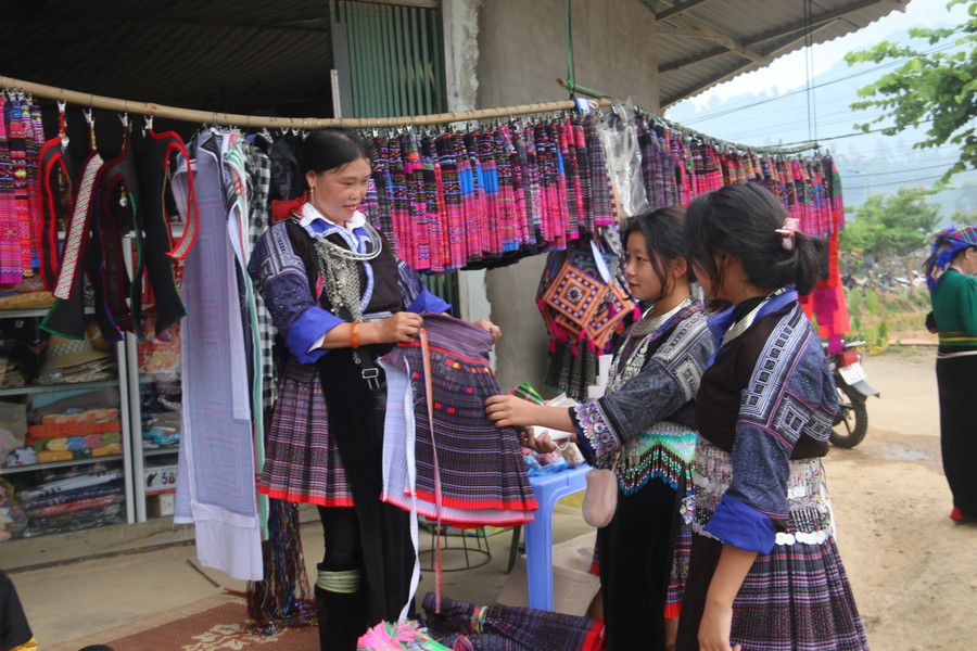 Các cô gái Mông mua trang phục tại 1 cửa hàng.