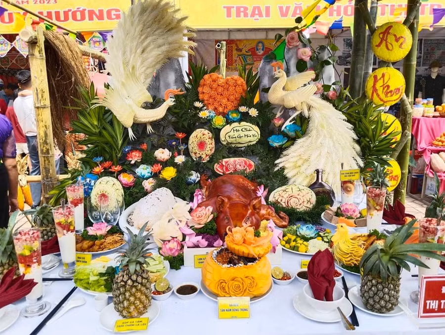 Mâm cỗ được trang trí bắt mắt tại cuộc thi ẩm thực. Mâm cỗ được trang trí bắt mắt tại cuộc thi ẩm thực.