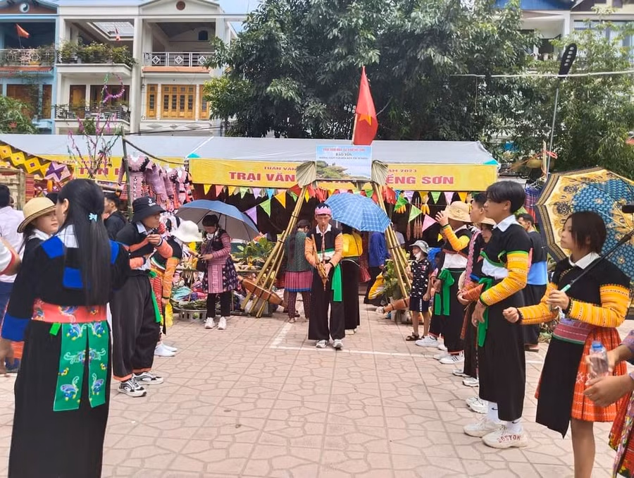 Huyện Mộc Châu tổ chức cuộc thi Trại văn hoá đã thu hút nhiều du khách đến trải nghiệm. Huyện Mộc Châu tổ chức cuộc thi Trại văn hoá đã thu hút nhiều du khách đến trải nghiệm.