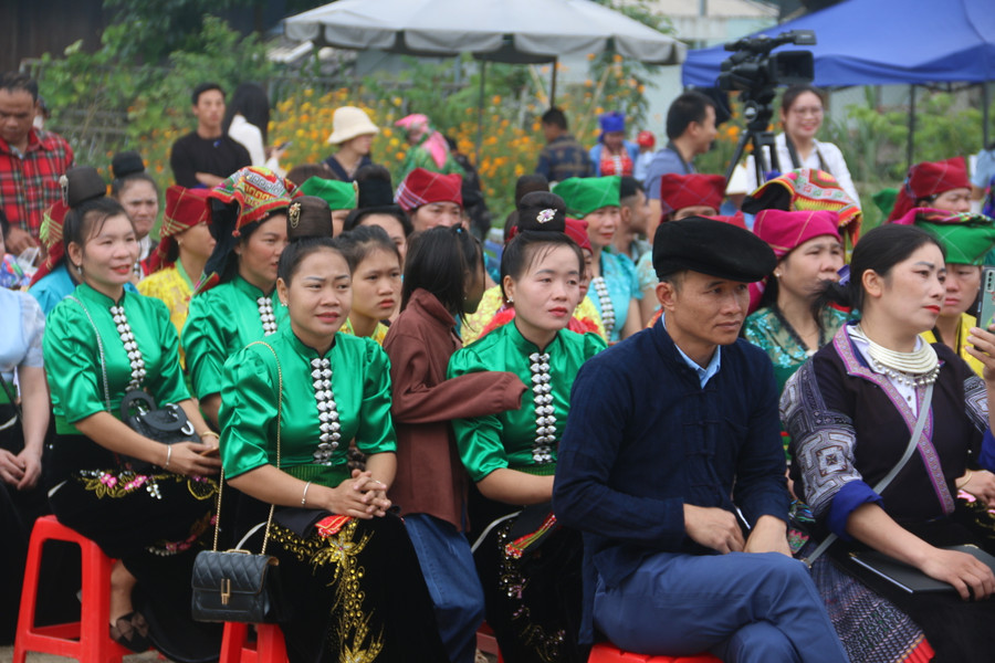 Đông đảo bà con các dân tộc đến dự lễ hội.