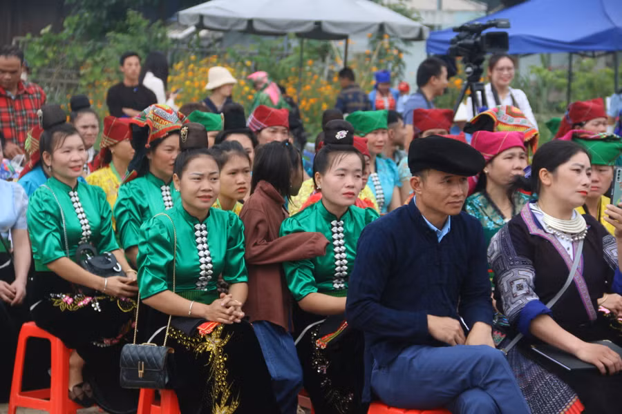 Đông đảo bà con các dân tộc đến dự lễ hội.