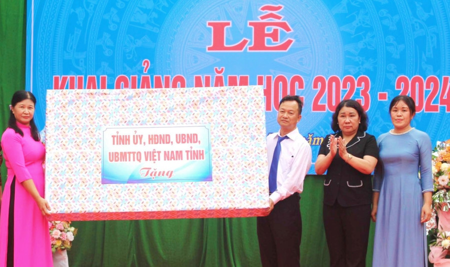 Bà Tráng Thị Xuân, Phó Chủ tịch Thường trực UBND tỉnh tặng quà của Tỉnh ủy, HĐND, UBND, Ủy ban MTTQ Việt Nam tỉnh cho trường THPT huyện Sông Mã. Bà Tráng Thị Xuân, Phó Chủ tịch Thường trực UBND tỉnh tặng quà của Tỉnh ủy, HĐND, UBND, Ủy ban MTTQ Việt Nam tỉnh cho trường THPT huyện Sông Mã.