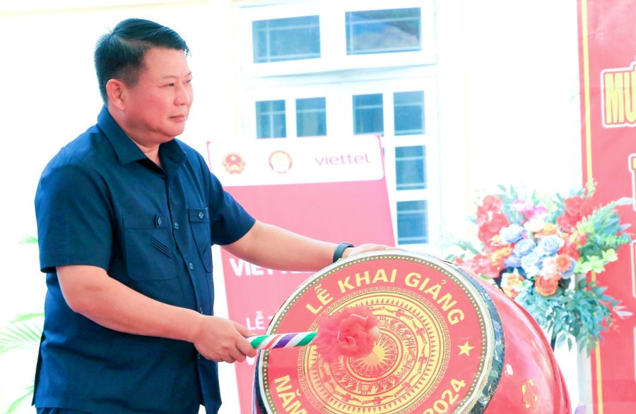 Ông Lò Minh Hùng, Phó Bí thư Thường trực Tỉnh ủy Sơn La đánh trống khai trường tại huyện Quỳnh Nhai. Ông Lò Minh Hùng, Phó Bí thư Thường trực Tỉnh ủy Sơn La đánh trống khai trường tại huyện Quỳnh Nhai.