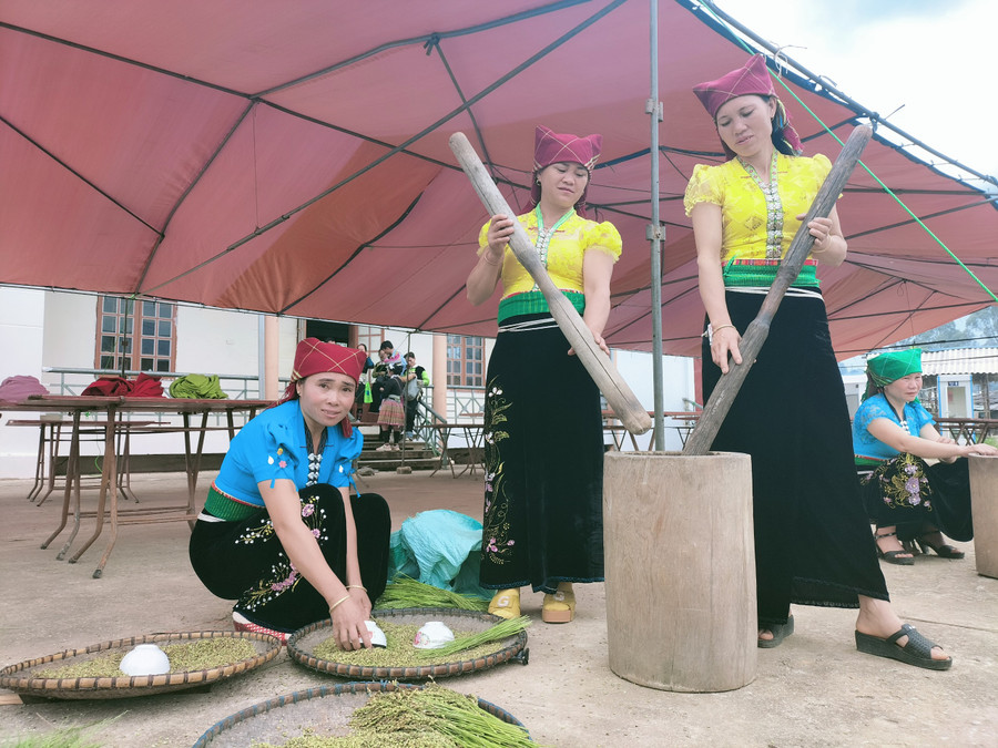 Các đội thi giã cốm tại lễ hội.