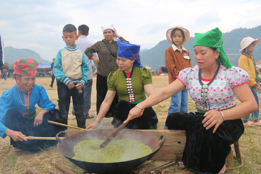 Từ lâu, cốm Ngọc Chiến được người tiêu dùng đón nhận, bởi hương vị thơm ngon.