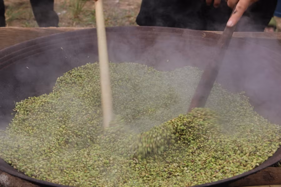 Sau khi rang trong chảo lửa, cốm bắt đầu toả hương thơm phức.