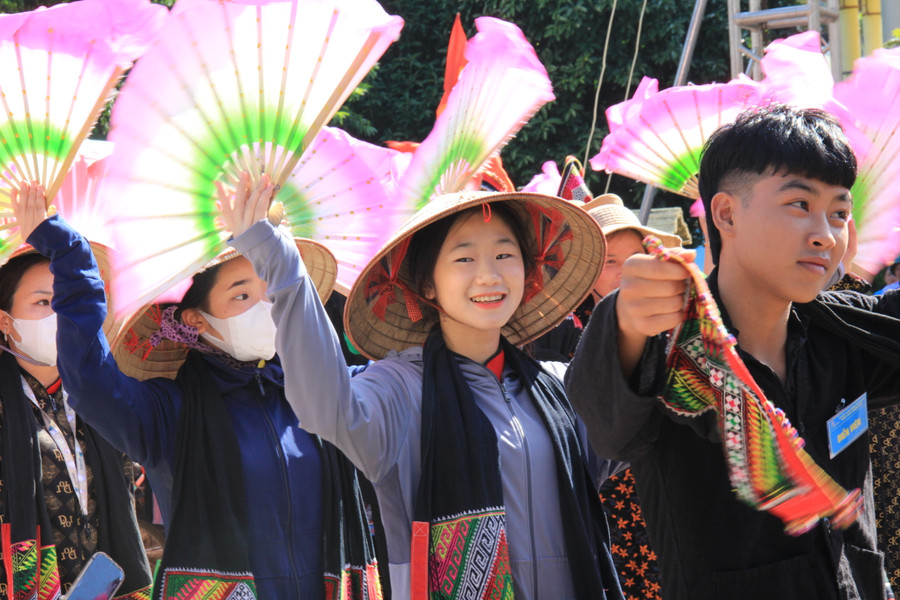 Màn diễu hành đường phố của người Thái tại thị trấn Mộc Châu.