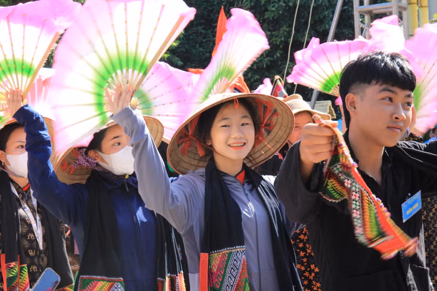 Màn diễu hành đường phố của người Thái tại thị trấn Mộc Châu.