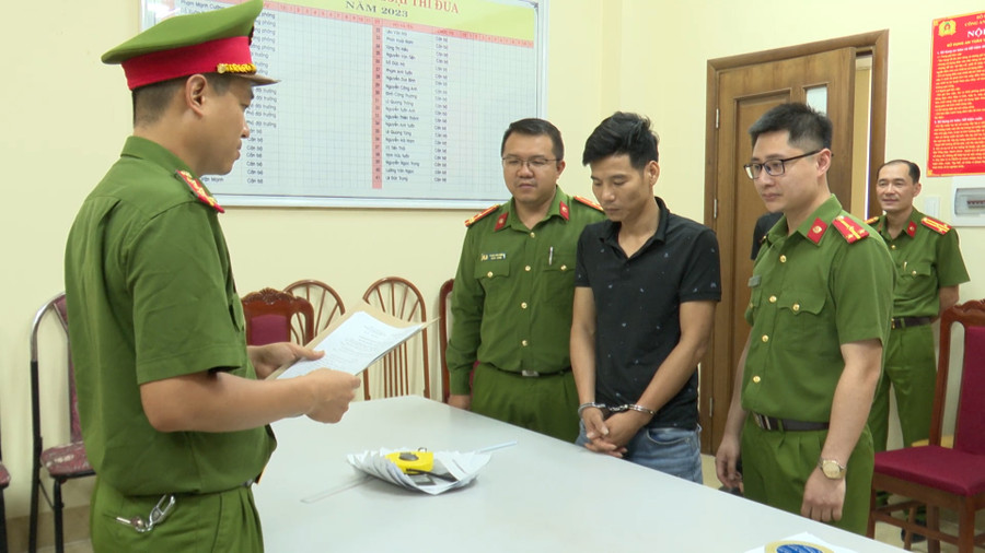 Công an đọc lệnh bắt Ngô Văn Tĩnh. Công an đọc lệnh bắt Ngô Văn Tĩnh.