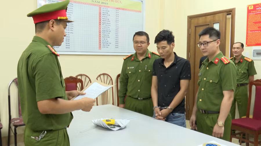 Công an đọc lệnh bắt Ngô Văn Tĩnh.