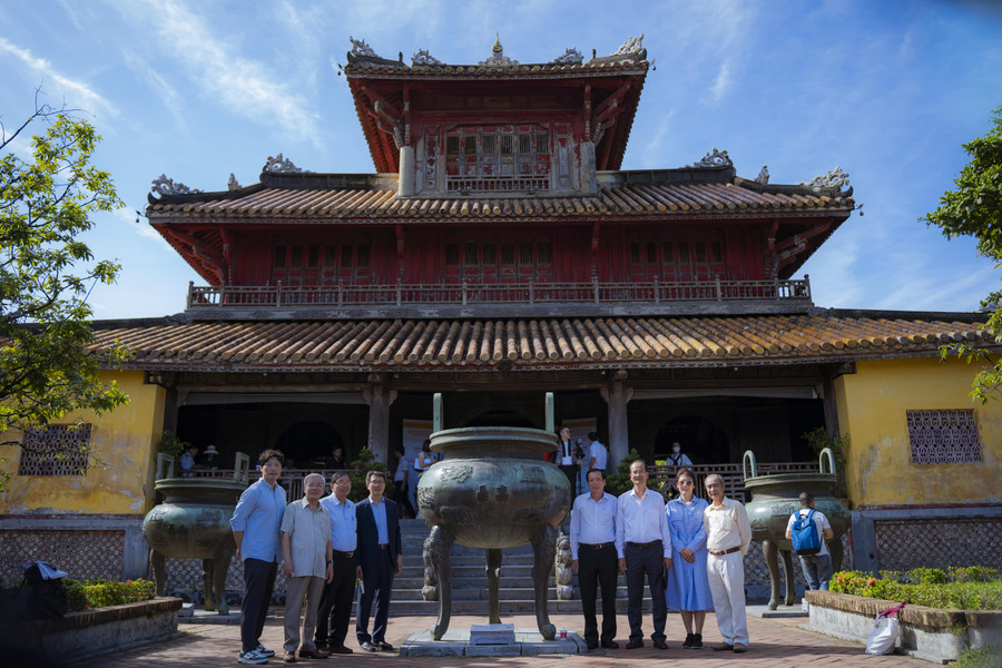 Các đại biểu, du khách chụp ảnh lưu niệm tại triển lãm. Các đại biểu, du khách chụp ảnh lưu niệm tại triển lãm.