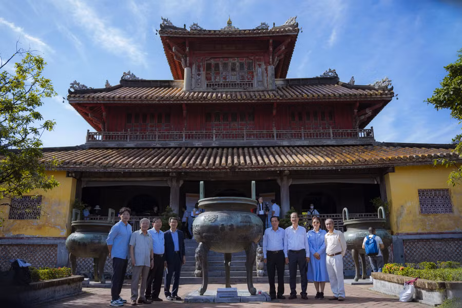 Các đại biểu, du khách chụp ảnh lưu niệm tại triển lãm.