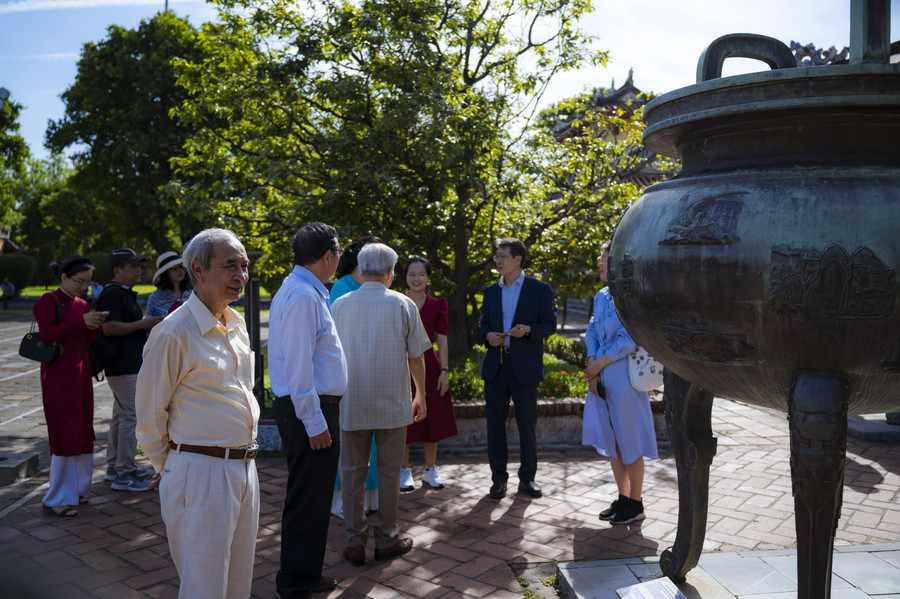 Mỗi đỉnh đúc nổi 17 hình ảnh đề tài cây cỏ, muông thú, cảnh vật, địa danh và 2 chữ Hán mang tên đỉnh. (Ảnh: H.L). Mỗi đỉnh đúc nổi 17 hình ảnh đề tài cây cỏ, muông thú, cảnh vật, địa danh và 2 chữ Hán mang tên đỉnh. (Ảnh: H.L).