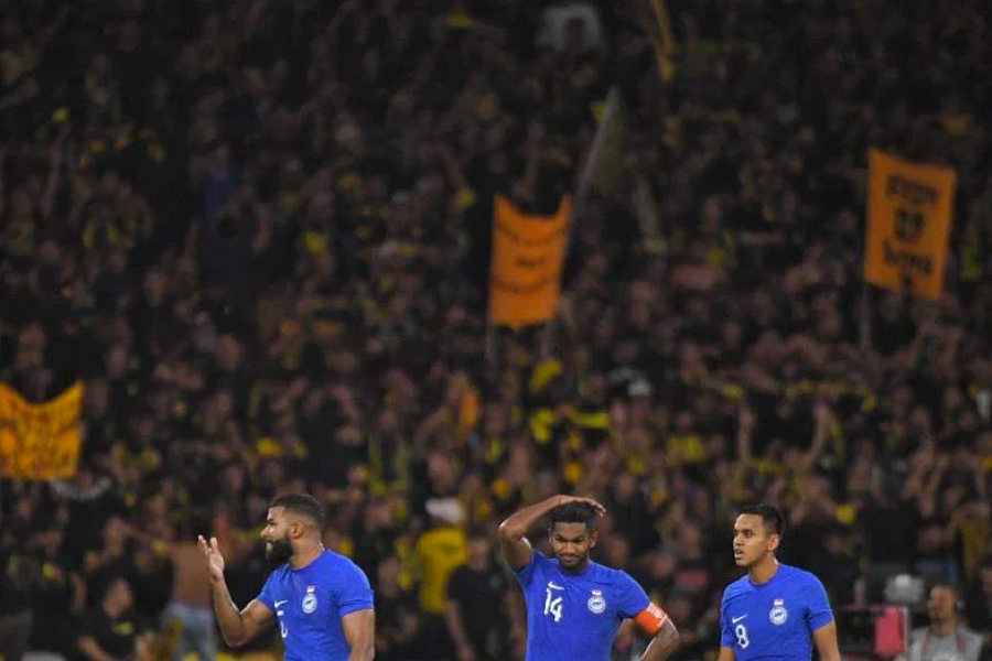 Các cầu thủ Singapore thất vọng sau khi thua Malaysia. ẢNH: MARK CHEONG. Các cầu thủ Singapore thất vọng sau khi thua Malaysia. ẢNH: MARK CHEONG.