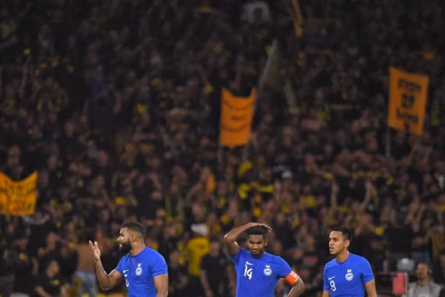 Các cầu thủ Singapore thất vọng sau khi thua Malaysia. ẢNH: MARK CHEONG.