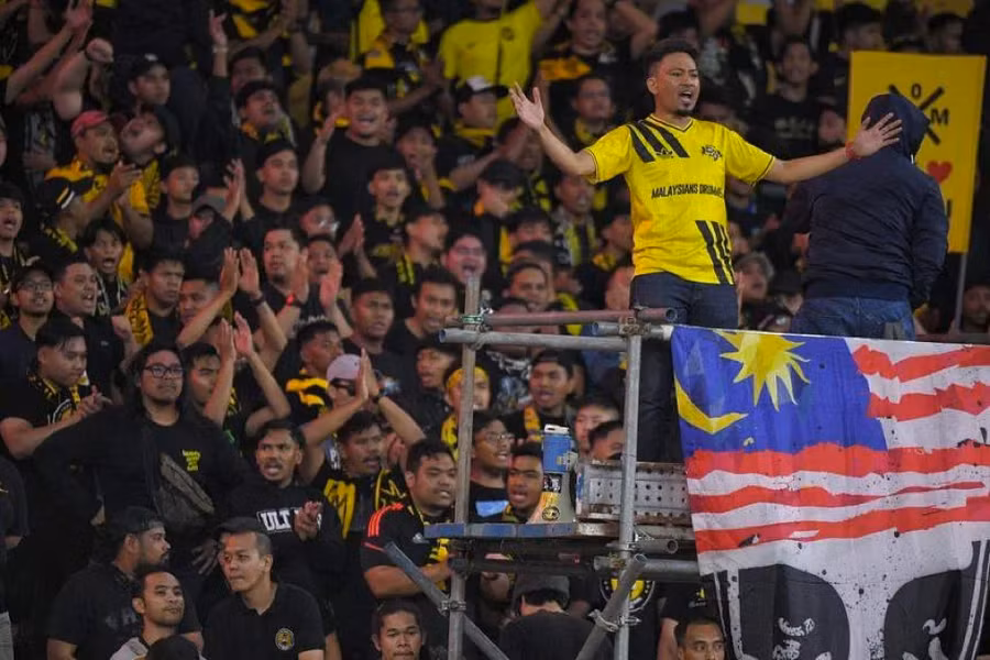 Malaysia được tiếp lửa bởi đám đông khán giả.ẢNH: MARK CHEONG.