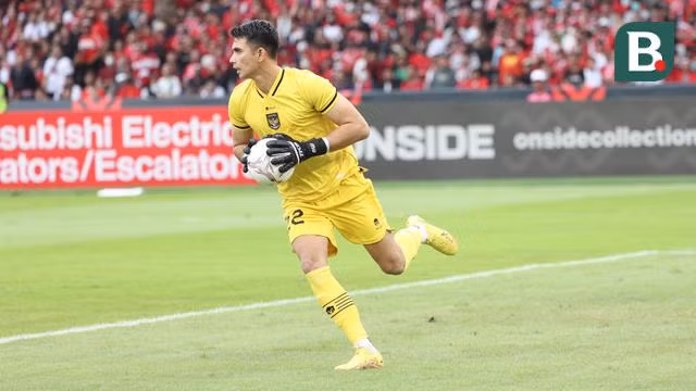 Thủ môn Nadeo Argawinata đang dính chấn thương khá nặng. Ảnh: Bola.