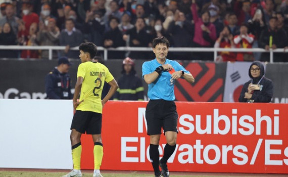 Azam Azmi bị truất quyền thi đấu vì dùng tiểu xảo đánh nguội Văn Hậu. Azam Azmi bị truất quyền thi đấu vì dùng tiểu xảo đánh nguội Văn Hậu.