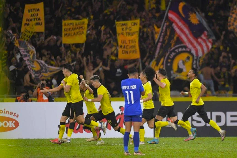 Các cầu thủ Malaysia ăn mừng bàn thắng vào lưới Singapore. ẢNH: MARK CHEONG. Các cầu thủ Malaysia ăn mừng bàn thắng vào lưới Singapore. ẢNH: MARK CHEONG.