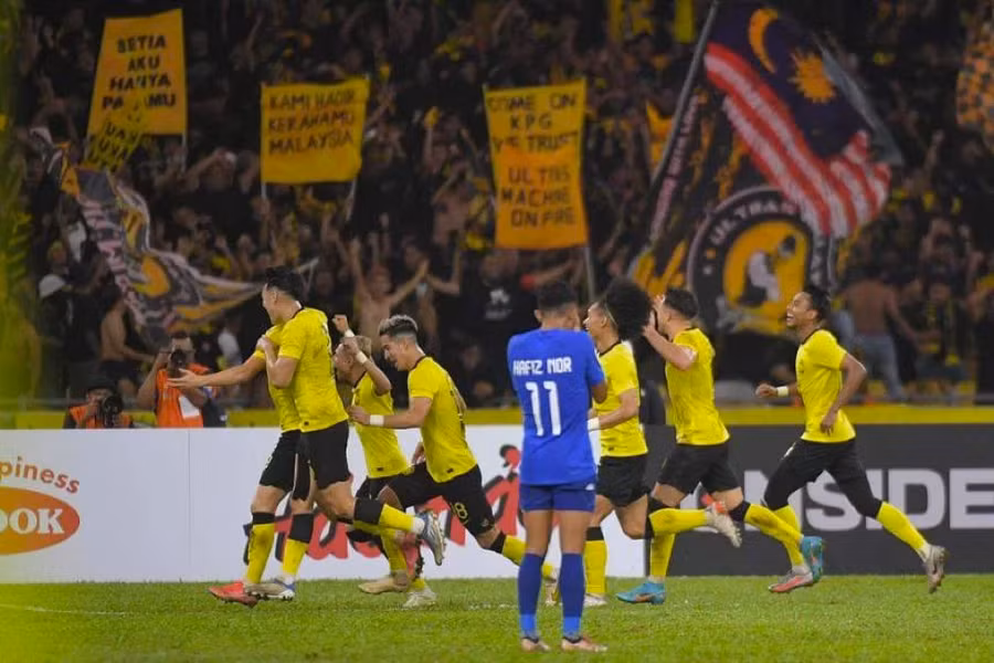 Các cầu thủ Malaysia ăn mừng bàn thắng vào lưới Singapore. ẢNH: MARK CHEONG.