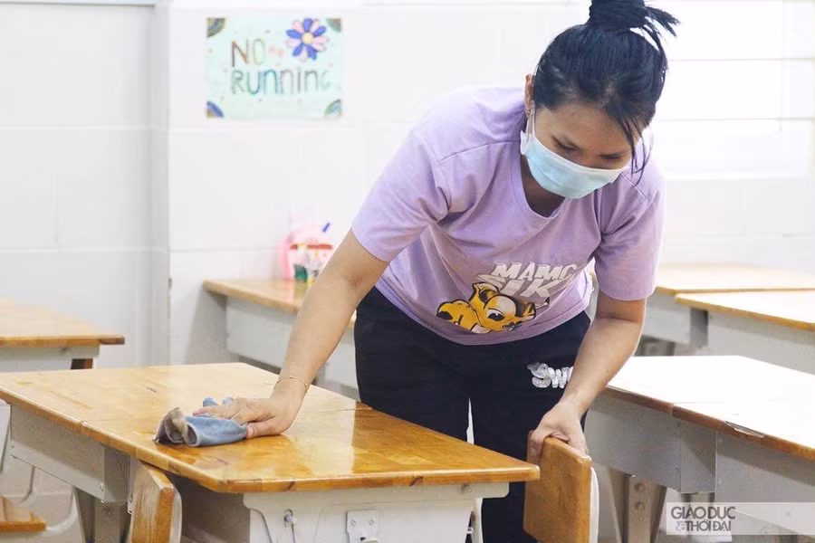 Trường TH Nguyễn Bỉnh Khiêm (Quận 1) tổng vệ sinh, khử khuẩn ngày 26/2. Ảnh: Tuấn Anh