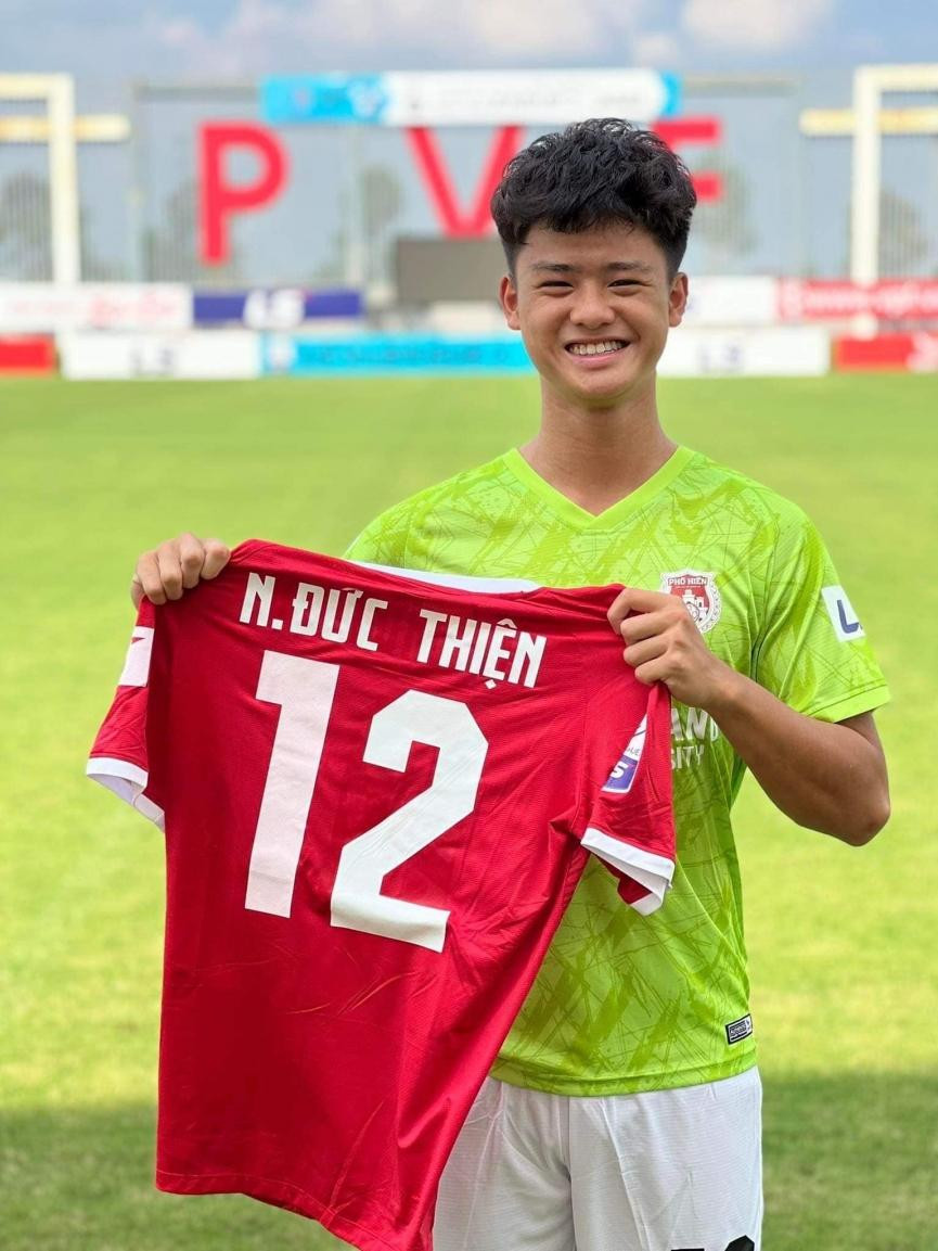 Tomas Nguyễn (Nguyễn Đức Thiện) trong màu áo Phố Hiến FC.