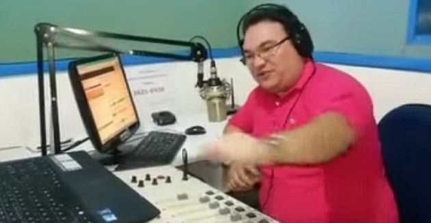 Nhà báo Gleydson Carvalho khi còn sống. Ảnh: Daily Mail Những sự cố với phóng viên khi làm truyền hình trực tiếp