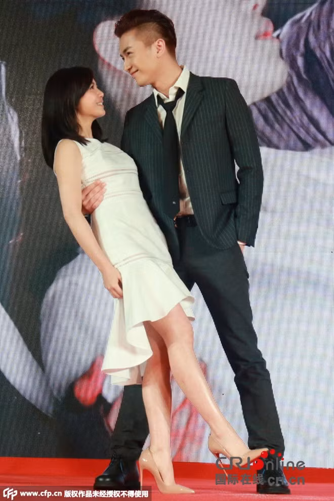 Khoảnh khắc âu yếm trong buổi họp báo quảng bá phim.