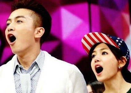 Ngay cả khẩu hình miệng cũng giống nhau.