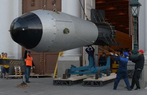 Bom vua dài 8m, có đường kính khoảng 2m và nặng hơn 60.000kg.