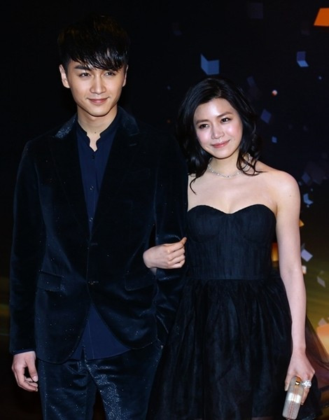 Những ngày đầu khi xuất hiện bên nhau, cả hai thường giữ khoảng cách.