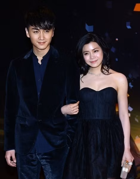 Những ngày đầu khi xuất hiện bên nhau, cả hai thường giữ khoảng cách.