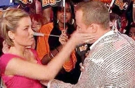 Nữ MC Susanka Bersin tát đồng nghiệp Hans Blomberg sau khi cô bị sàm sỡ ngay trên sóng truyền hình năm 2009. Ảnh: CEN Những sự cố với phóng viên khi làm truyền hình trực tiếp