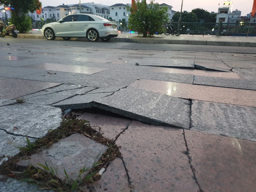 Phần gạch lát bong tróc, cong vênh.