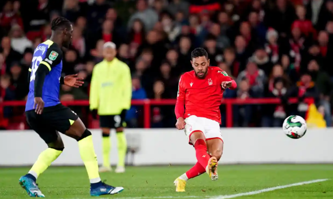 Tottenham bị Nottingham Forest hạ gục 0-2 cũng văng khỏi giải đấu.