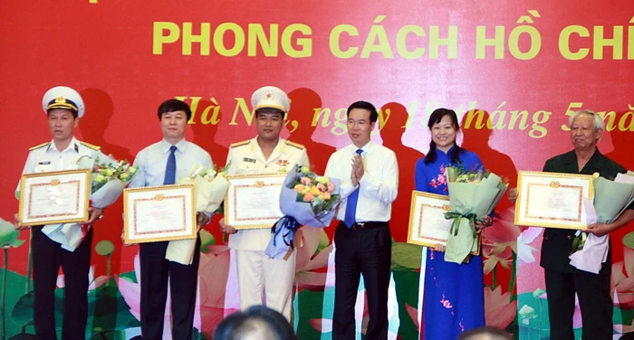 Đồng chí Võ Văn Thưởng trao Bằng khen cho các tập thể và cá nhân có thành tích xuất sắc