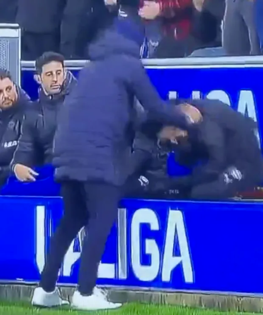 Nhà cầm quân 51 tuổi lắc mạnh một trợ lý. Nhà cầm quân 51 tuổi lắc mạnh một trợ lý.