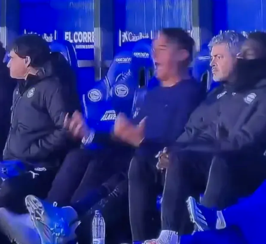 HLV Garcia vẫn chưa nguôi ngoai cơn giận dù đã ngồi xuống ghế. HLV Garcia vẫn chưa nguôi ngoai cơn giận dù đã ngồi xuống ghế.