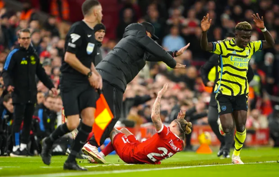 Kostas Tsimikas va chạm với HLV Jurgen Klopp của Liverpool sau tác động của Bukayo Saka bên phía Arsenal. Kostas Tsimikas va chạm với HLV Jurgen Klopp của Liverpool sau tác động của Bukayo Saka bên phía Arsenal.