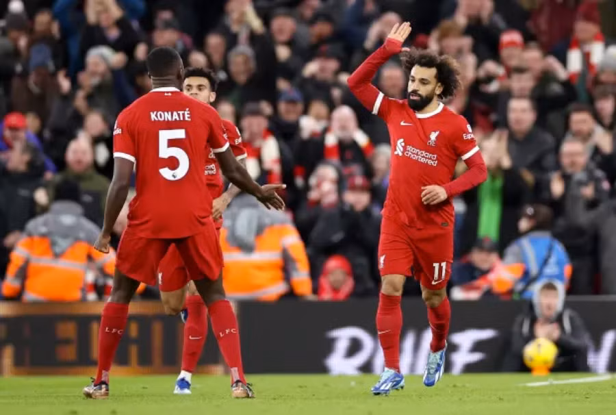 Chân sút người Ai Cập chia vui cùng đồng đội trong trận ‘đại chiến’ trên sân Anfield.