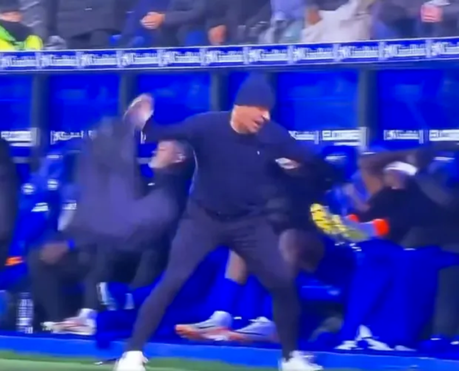 Đội nhà nhận bàn thua đau, HLV Luis Garcia tức giận ném áo khoác xuống đất. Đội nhà nhận bàn thua đau, HLV Luis Garcia tức giận ném áo khoác xuống đất.