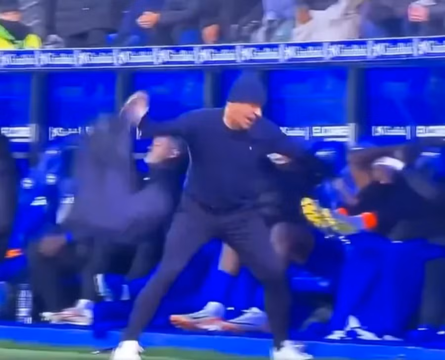 Đội nhà nhận bàn thua đau, HLV Luis Garcia tức giận ném áo khoác xuống đất.