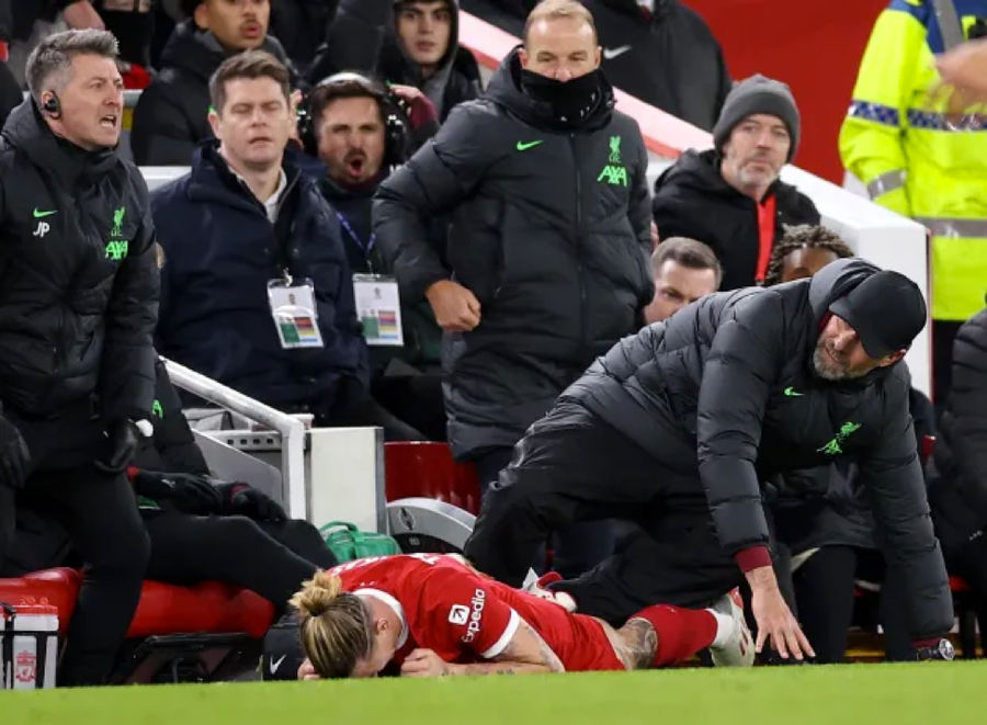 Hậu vệ Liverpool đau đớn sau khi làm ngã HLV trưởng đội nhà. Hậu vệ Liverpool đau đớn sau khi làm ngã HLV trưởng đội nhà.