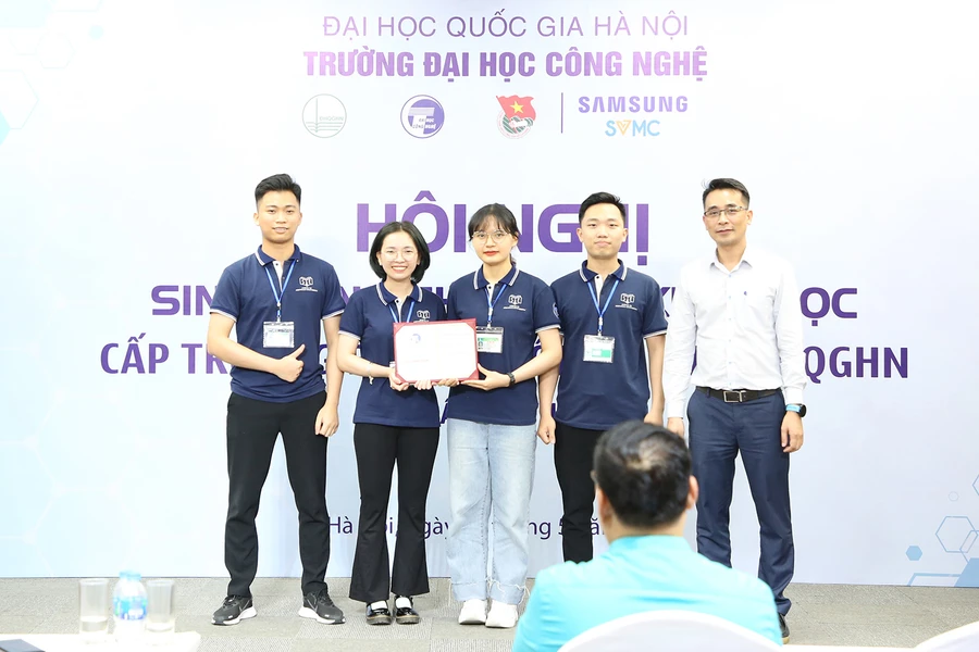 Công trình 'Nghiên cứu, thiết kế, chế tạo drone mang vật phẩm 1kg hạ cánh tự động' đạt giải Nhất hội nghị sinh viên nghiên cứu khoa học cấp trường. Ảnh: INT